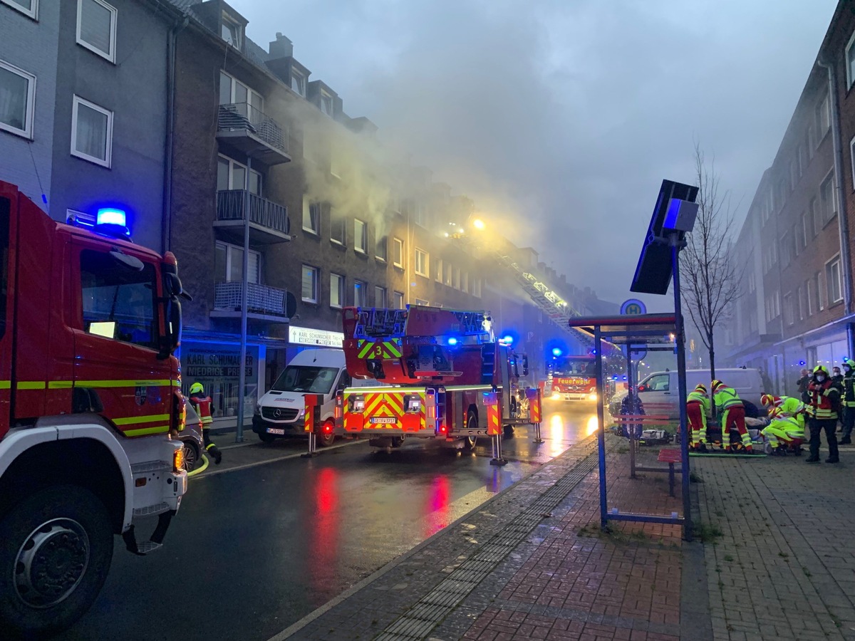 FW-GE: Wohnungsbrand in Schalke - Wohnungsinhaber springt aus dem Fenster und wird schwer verletzt-