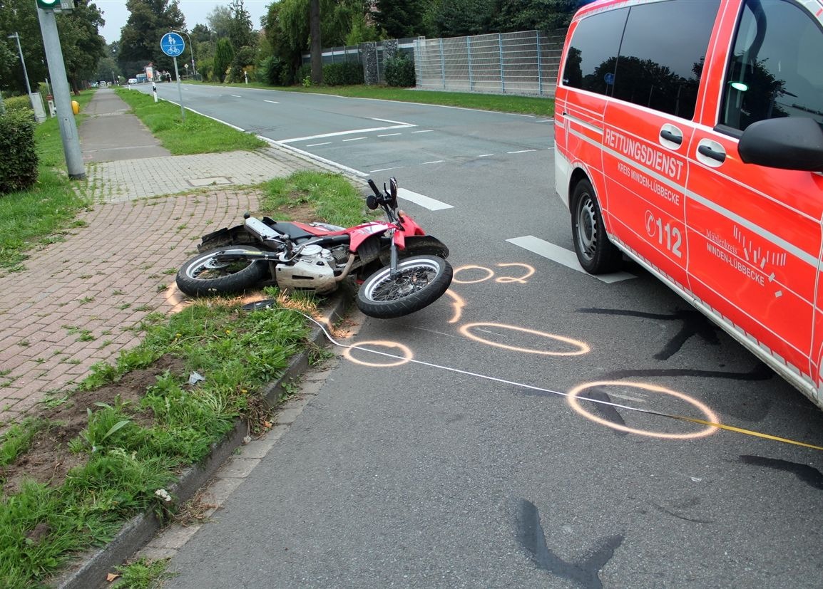 POL-MI: Auto kollidiert beim Abbiegen mit Motorrad - 17-Jähriger verletzt