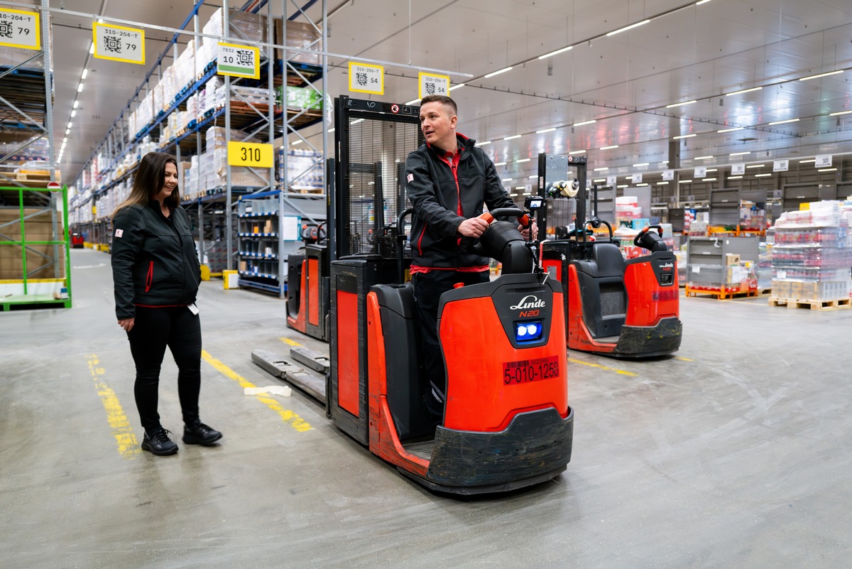 Influencer Hey Aaron!!! tritt zum Praktikum bei Kaufland in der Logistik an