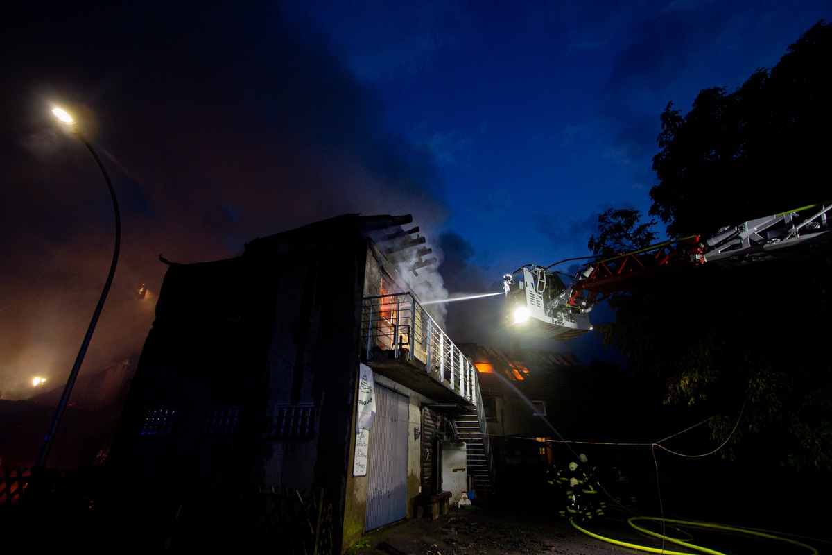 FW-MK: Bauernhof in Kesbern fällt Flammen zum Opfer