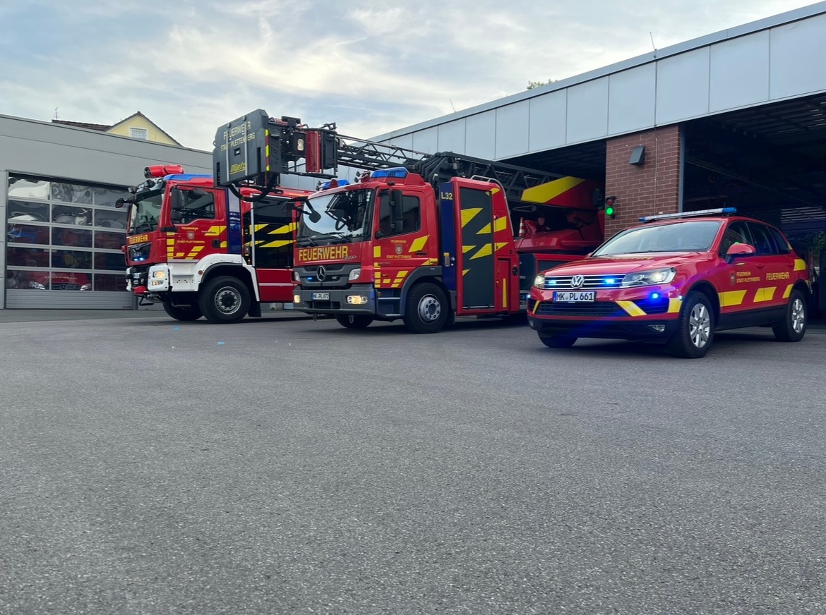 FW-PL: Brandmeldeanlage löst aus. Starke Rauchentwicklung sichtbar.