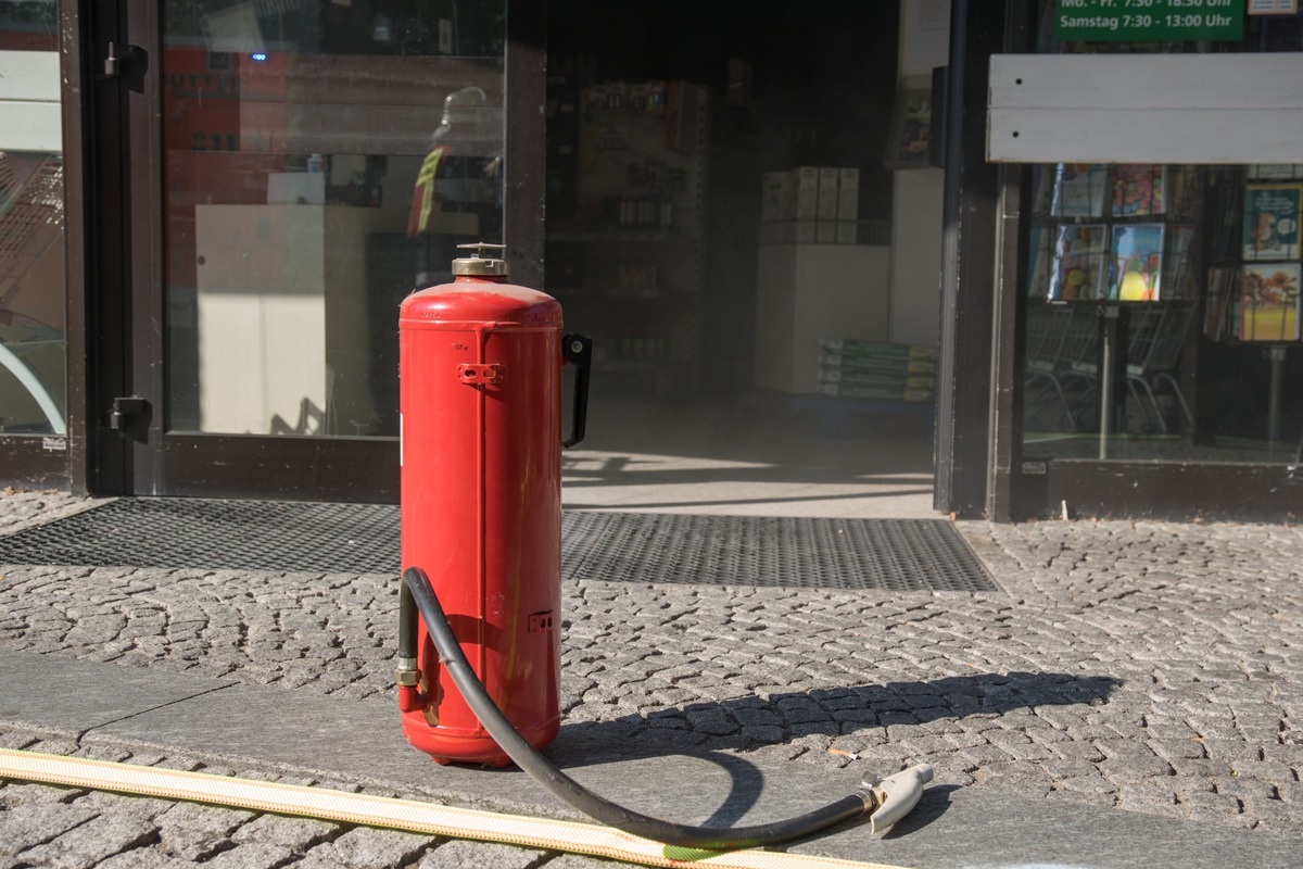 FW Menden: Brand in Supermarkt schnell gelöscht