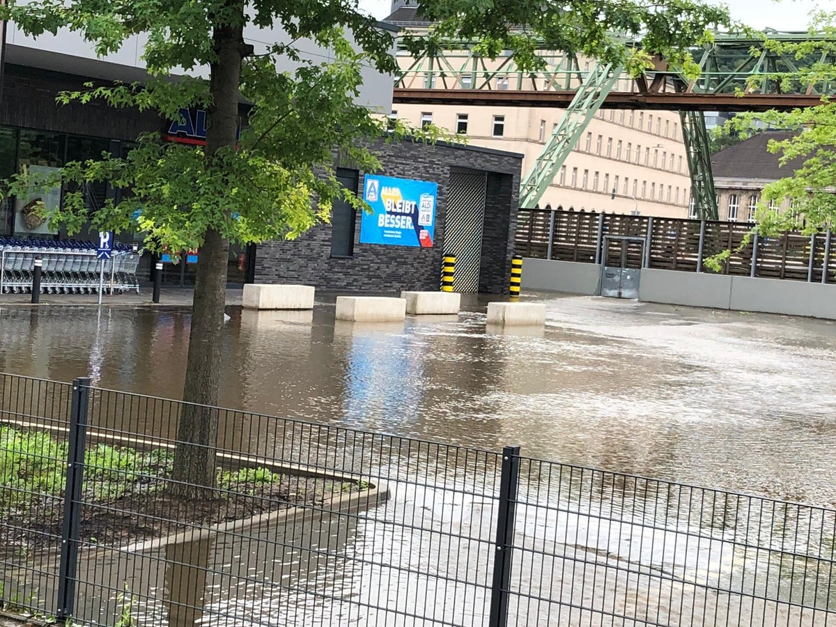 FW-RE: 2. Folgemeldung: Hilfeleistungen in Bochum und Wuppertal dauern an