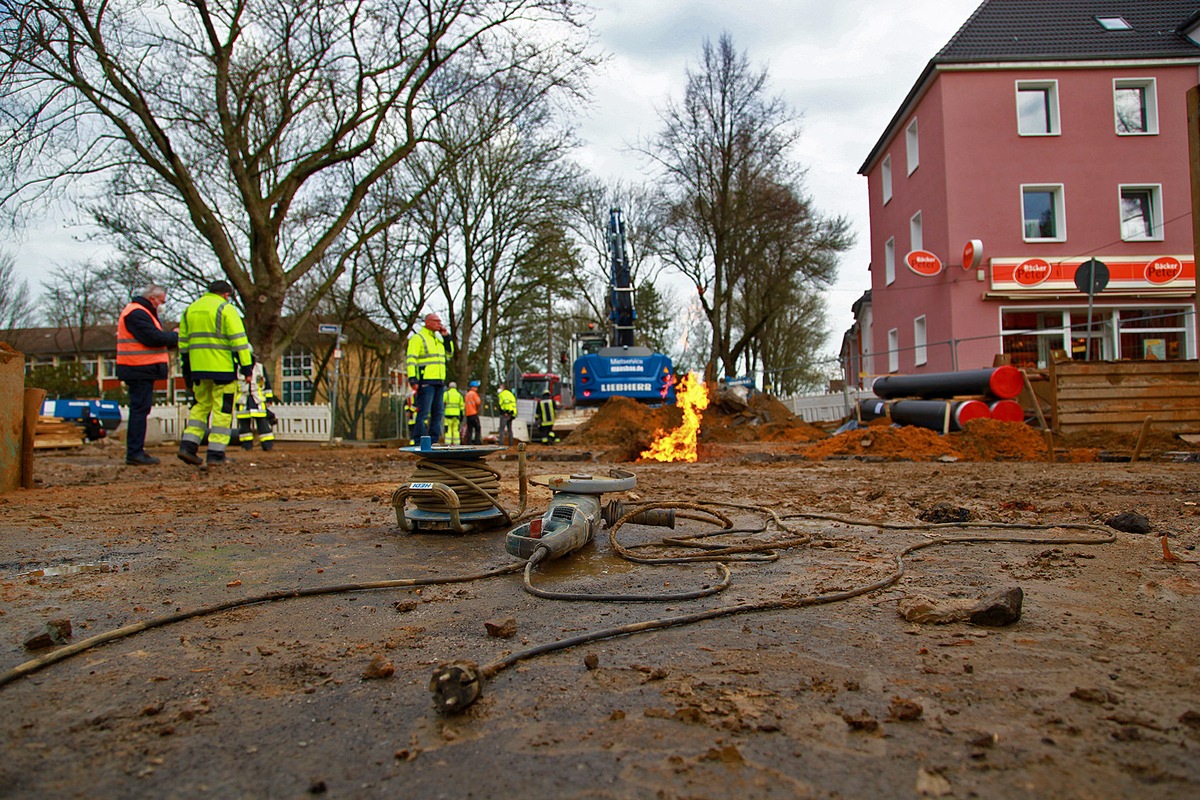 FW-E: Gasleitung bei Bauarbeiten beschädigt, Gas strömt brennend aus