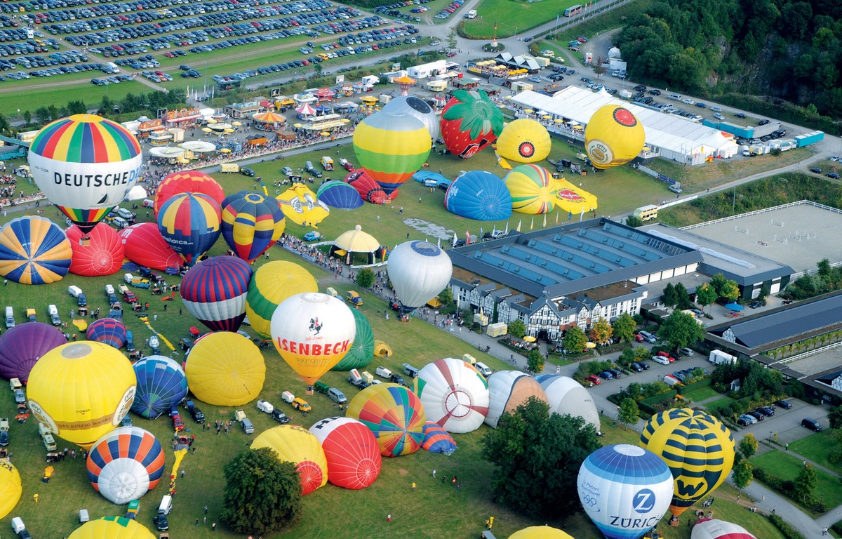 Ballonspektakel startet im Sauerland / Mit mehr als 200 Pilotenteams aus 13 Ländern und bis zu 200.000 Besuchern beginnt in der kommenden Woche die Warsteiner Internationale Montgolfiade (WIM) (mit Bild)