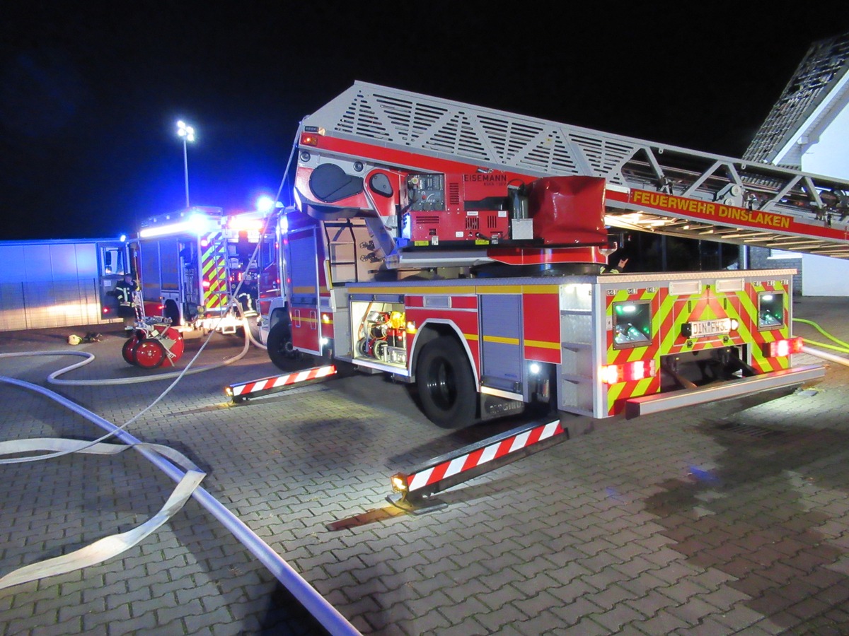 FW Dinslaken: Brennt Carport an der Kurt-Schumacher-Str.