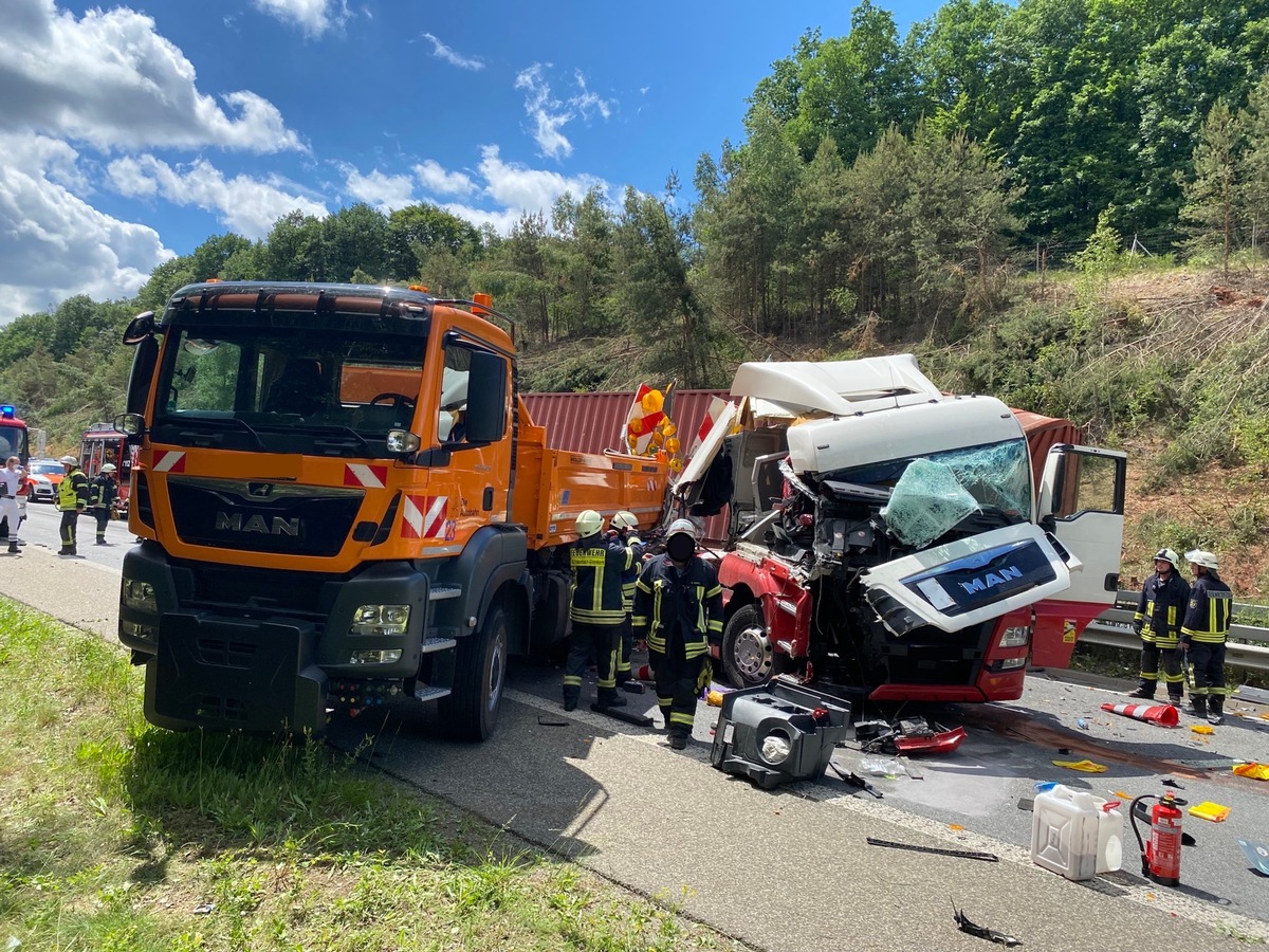 POL-PDKL: LKW fährt ungebremst auf LKW auf - aktuelle Vollsperrung