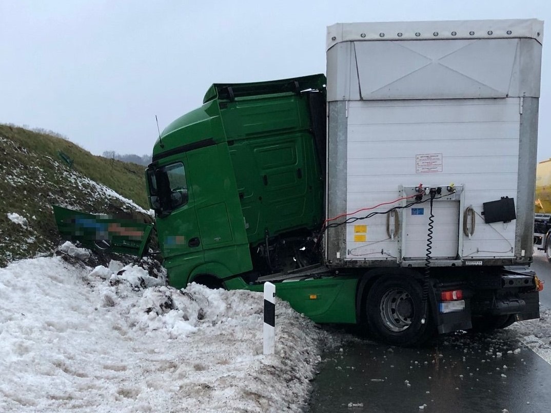 POL-BI: Alleinunfall auf A33: Ersthelfer dolmetscht für Rettungskräfte