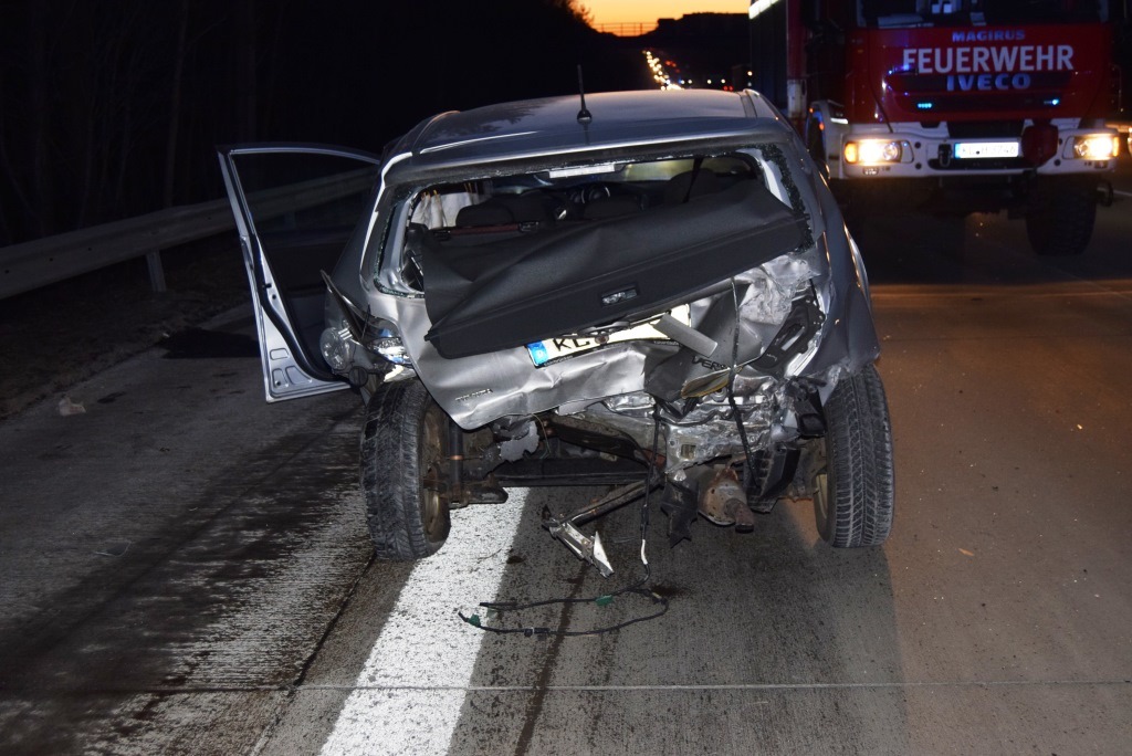 POL-PDKL: Folgenschwerer Fahrstreifenwechsel; Verkehrsunfall mit drei Verletzten