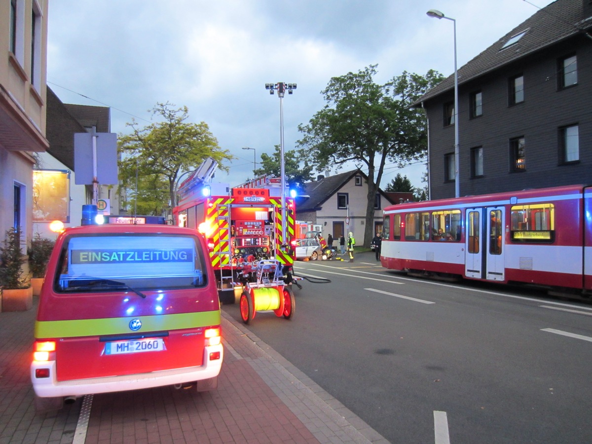 FW-MH: Schwerer Verkehrsunfall mit einer verletzten Person am Freitagabend - Sperrung der Duisburger Straße in beiden Fahrtrichtungen