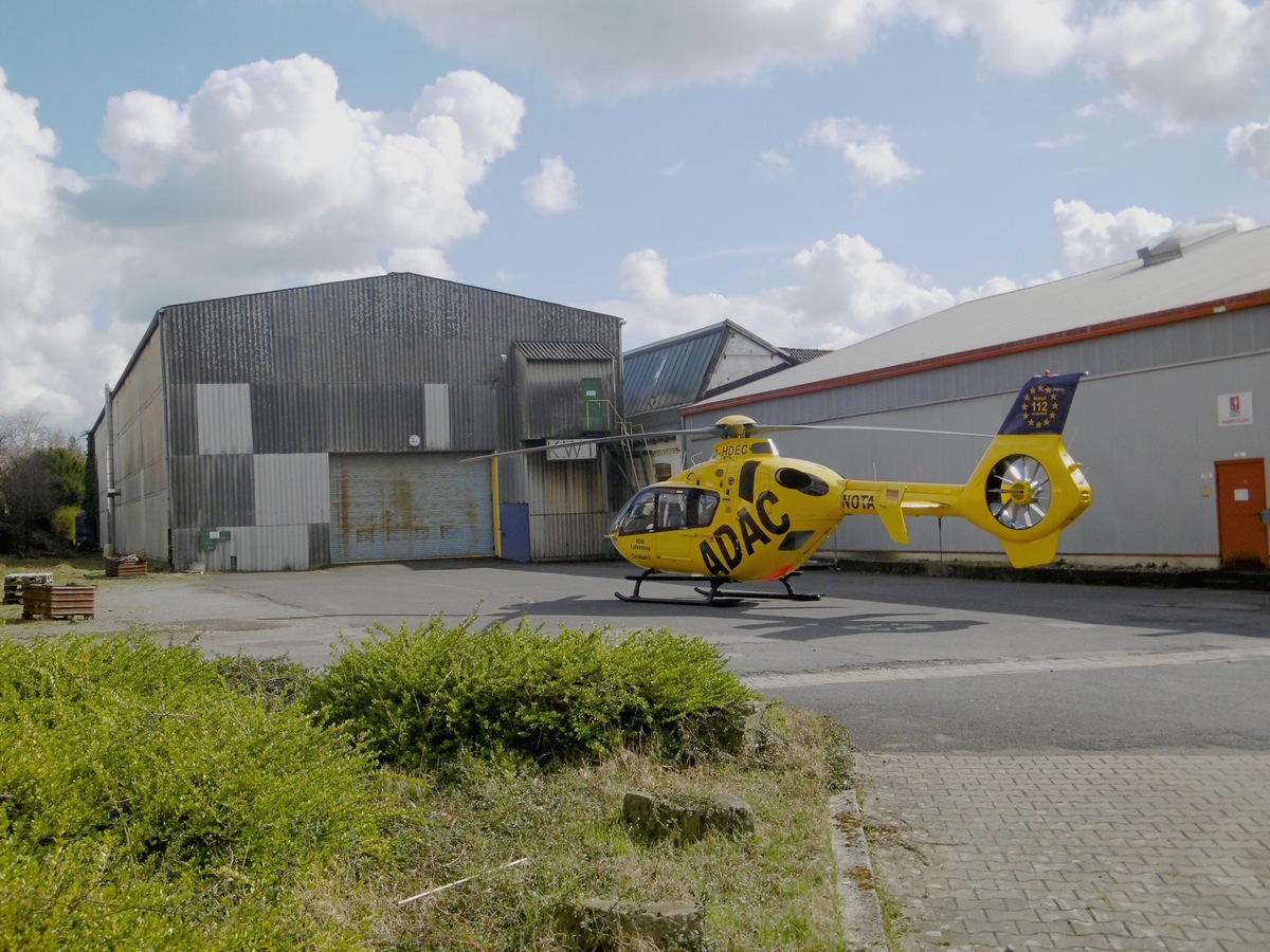 FW-EN: Rettungshubschrauber als Notarztzubringer - Einsatz im Veilchenweg