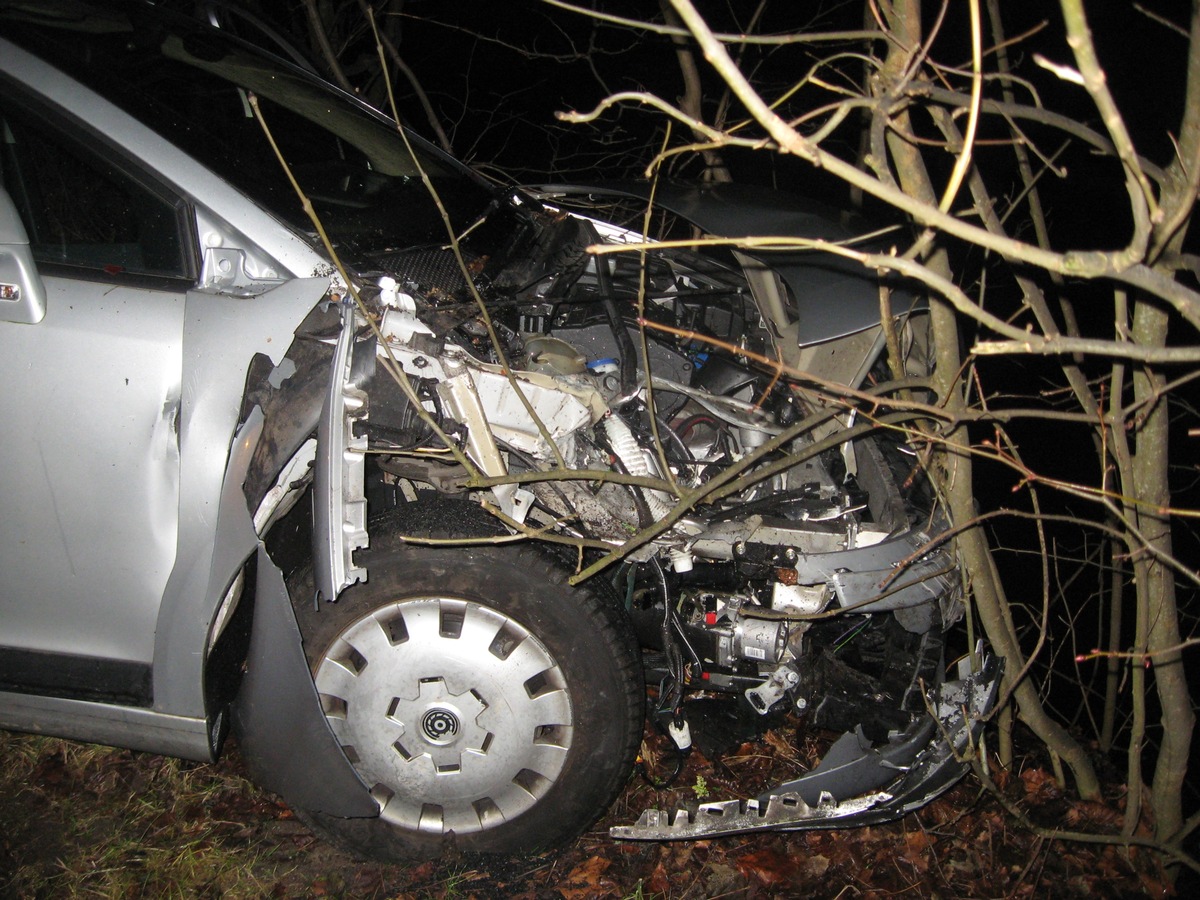 POL-CUX: Pkw geriet auf Autobahn in Brand - Fahrer unverletzt + Angestellte blieb nach Verpuffung aufgrund Gasflaschenwechsel unverletzt + 86-Jährige fährt gegen parkenden Wagen - Totalschaden