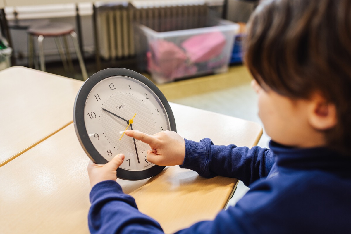 Wenn der Tag plötzlich 25 Stunden hat: Kindern erforschen die Zeitumstellung