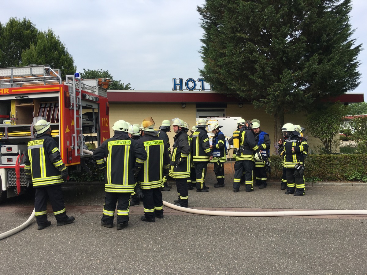 Feuerwehr Kalkar: ÜBUNG im Wunderland Kalkar- Feuer in der Westernbar