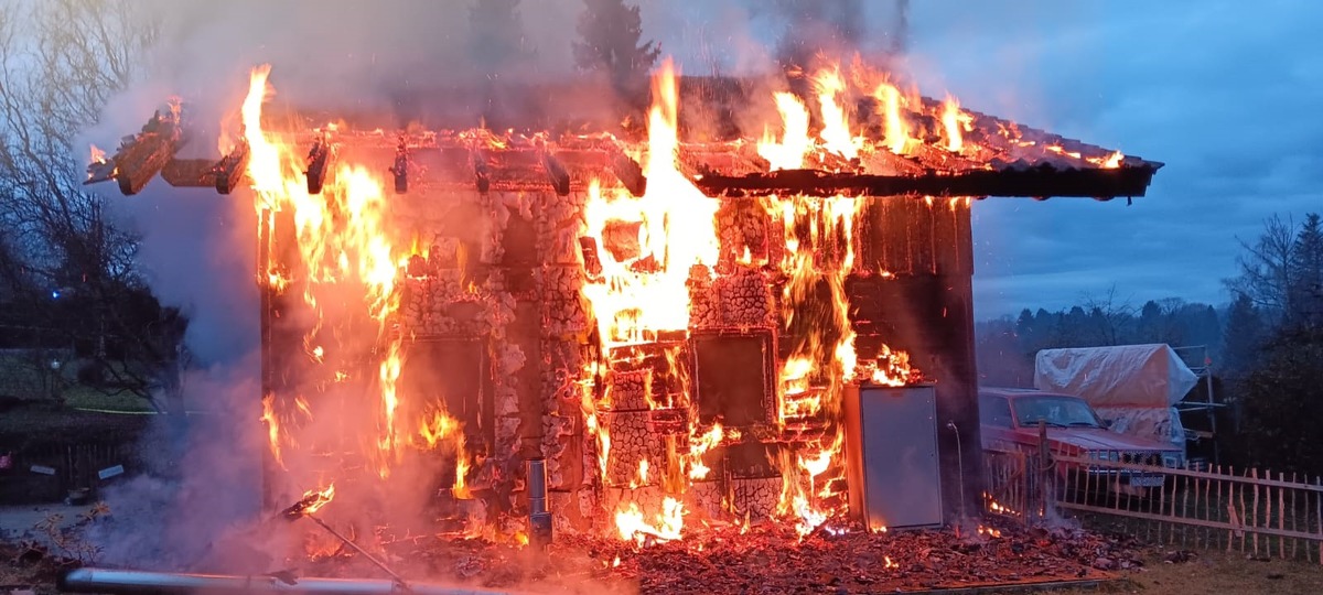 FW Pforzheim: Vollbrand eines Wohngebäudes