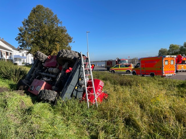 POL-STD: Teleskoplader in Stadersand umgestürzt - Fahrerin verletzt