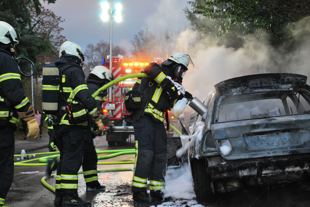 FW-MK: PKW brennt in voller Ausdehnung