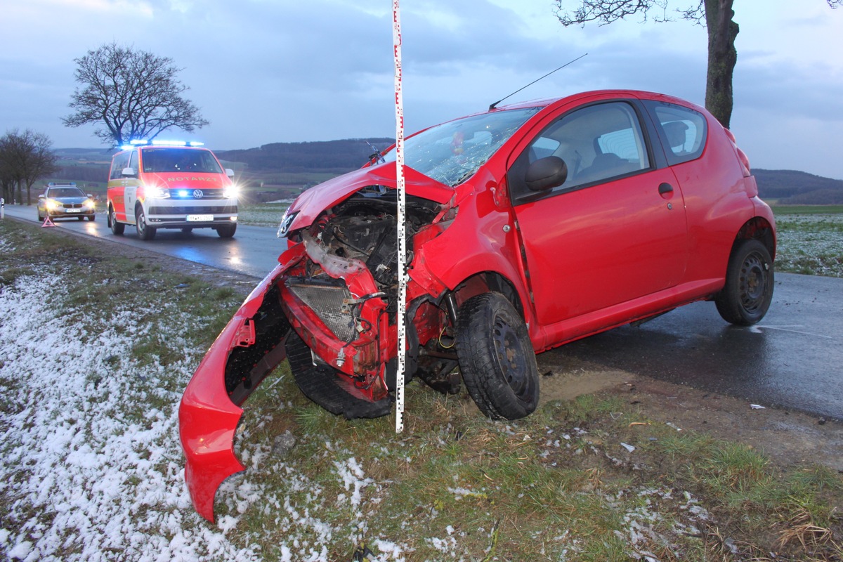 POL-HX: Auf glatter Straße gegen Baum geprallt