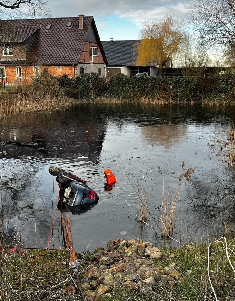 POL-GÜ: PKW landet im Dorfteich - Feuerwehren im Einsatz