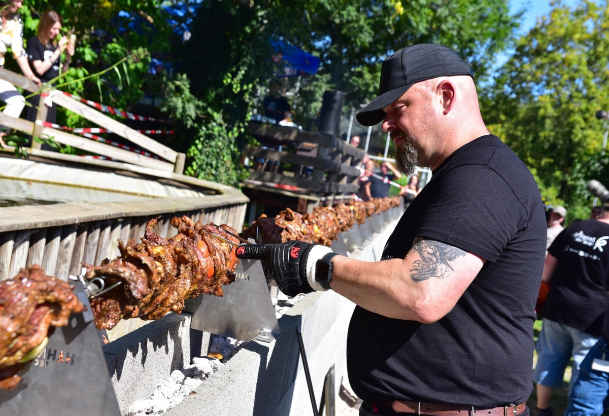 RID-Weltrekord in Dipperz in der Rhön: Das Grillrestaurant »Kneshecke« grillt für seine Gäste mit dem längsten horizontal rotierenden Grill-Drehspieß der Welt