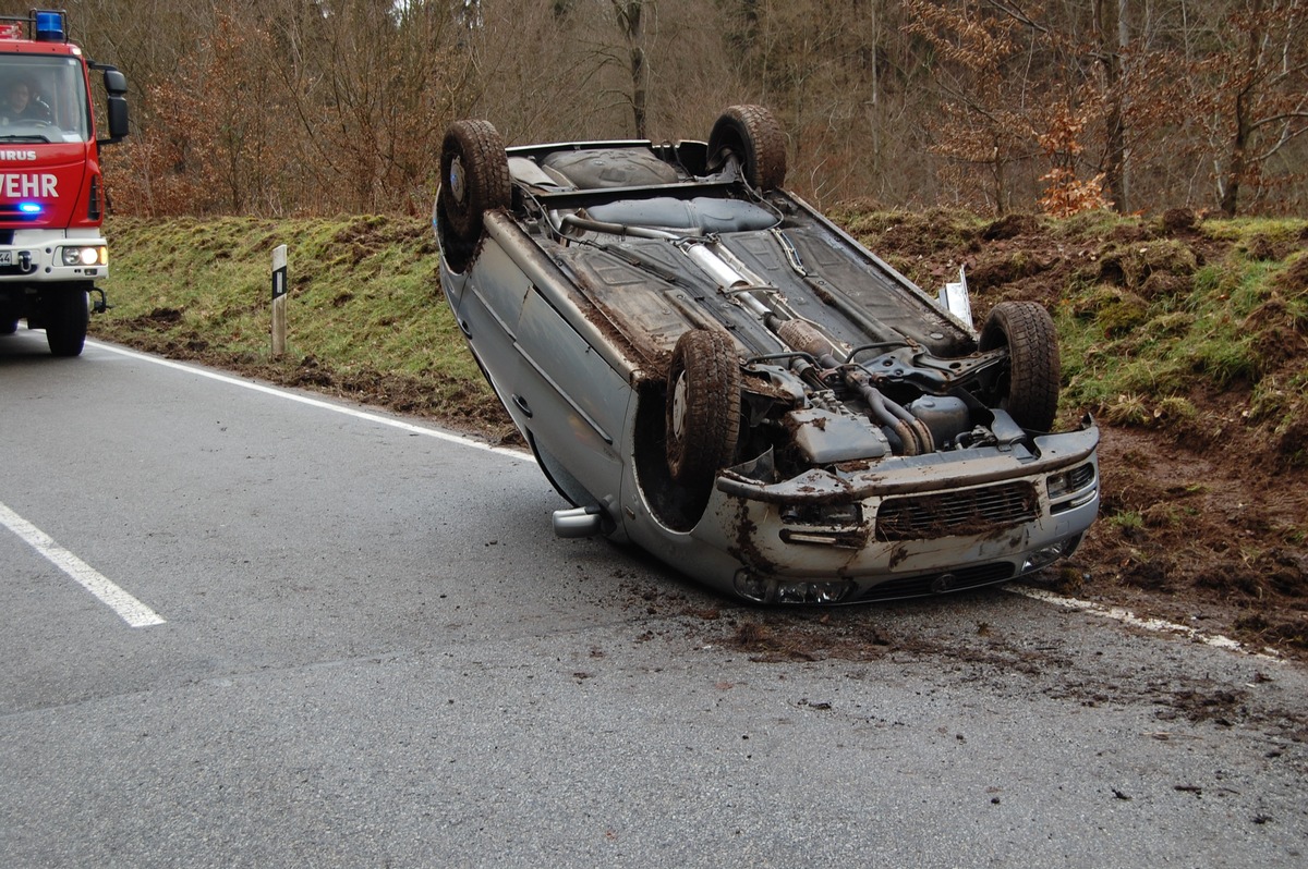 POL-PPWP: Fahrzeug nach Unfall auf dem Dach gelandet