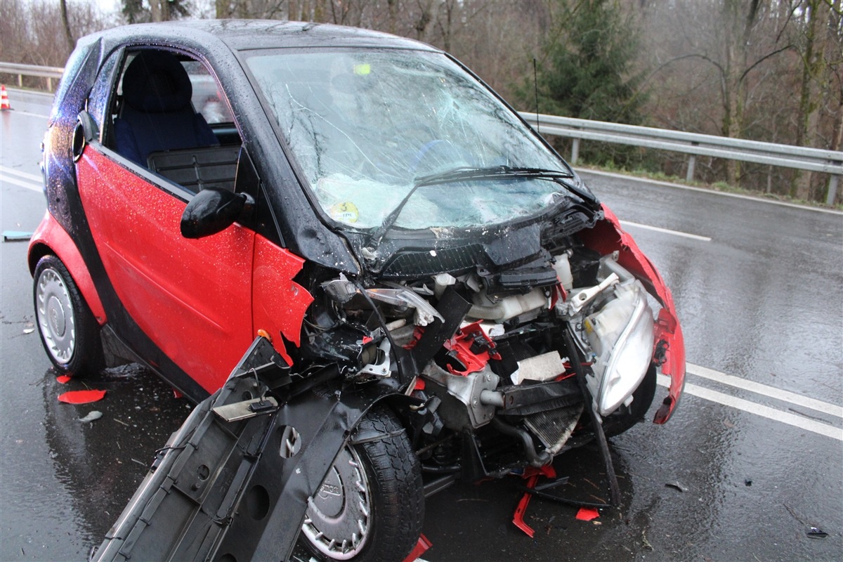 POL-RBK: Overath - Baum stürzt auf die Fahrbahn - Auffahrunfall