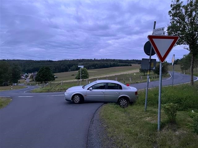 POL-PDNR: Nach Unfall PKW zurückbelassen