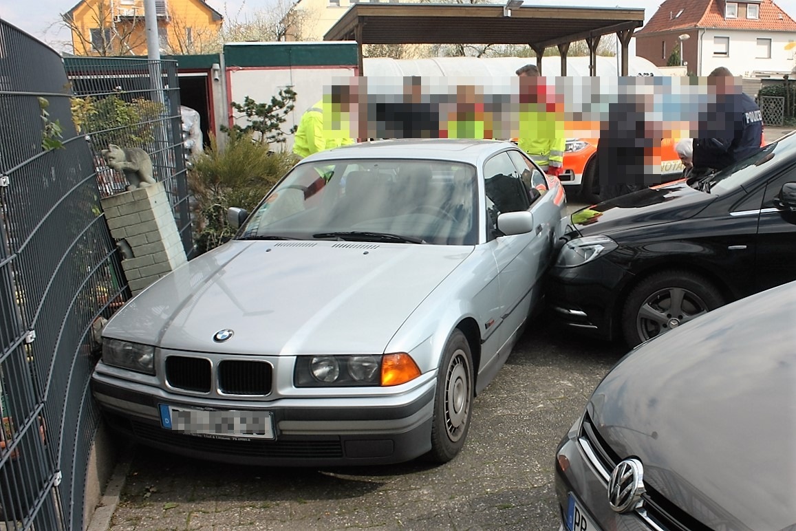 POL-PB: Seniorin rammt Auto auf Parkplatz - 68-jährige Fußgängerin schwer verletzt