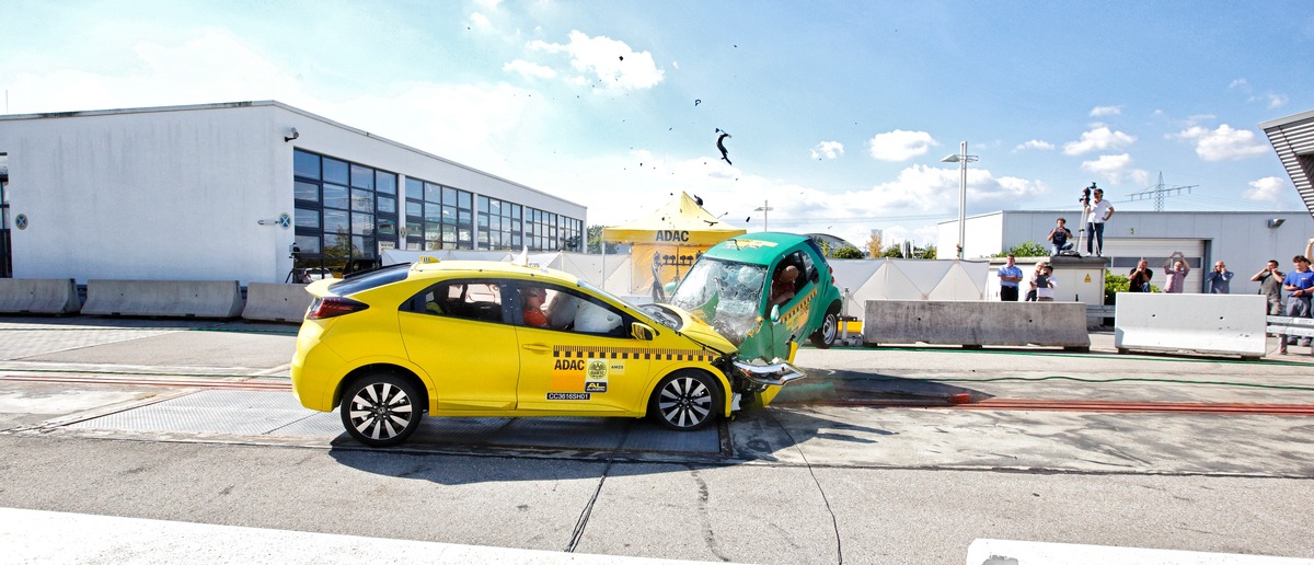 ADAC-Crashtest zeigt Defizite in der Fahrzeugkonstruktion / Gute Knautschzonen schonen auch den Unfallgegner