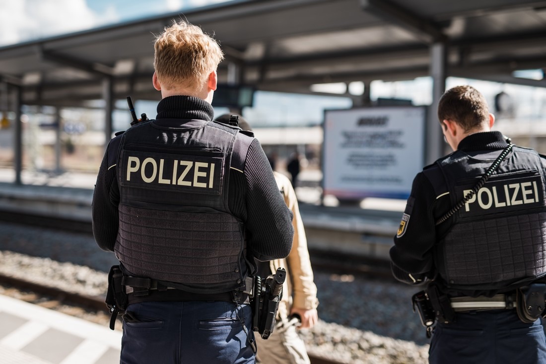 Bundespolizeidirektion München: Polizeibekannte Migranten im Zug/ Bundespolizei bringt zwei Männer in Abschiebehafteinrichtung