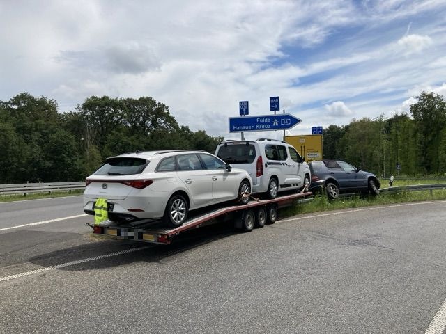 POL-OF: Auto mit Anhänger gerät auf die Leitplanke - B45 / Gemarkung Bruchköbel