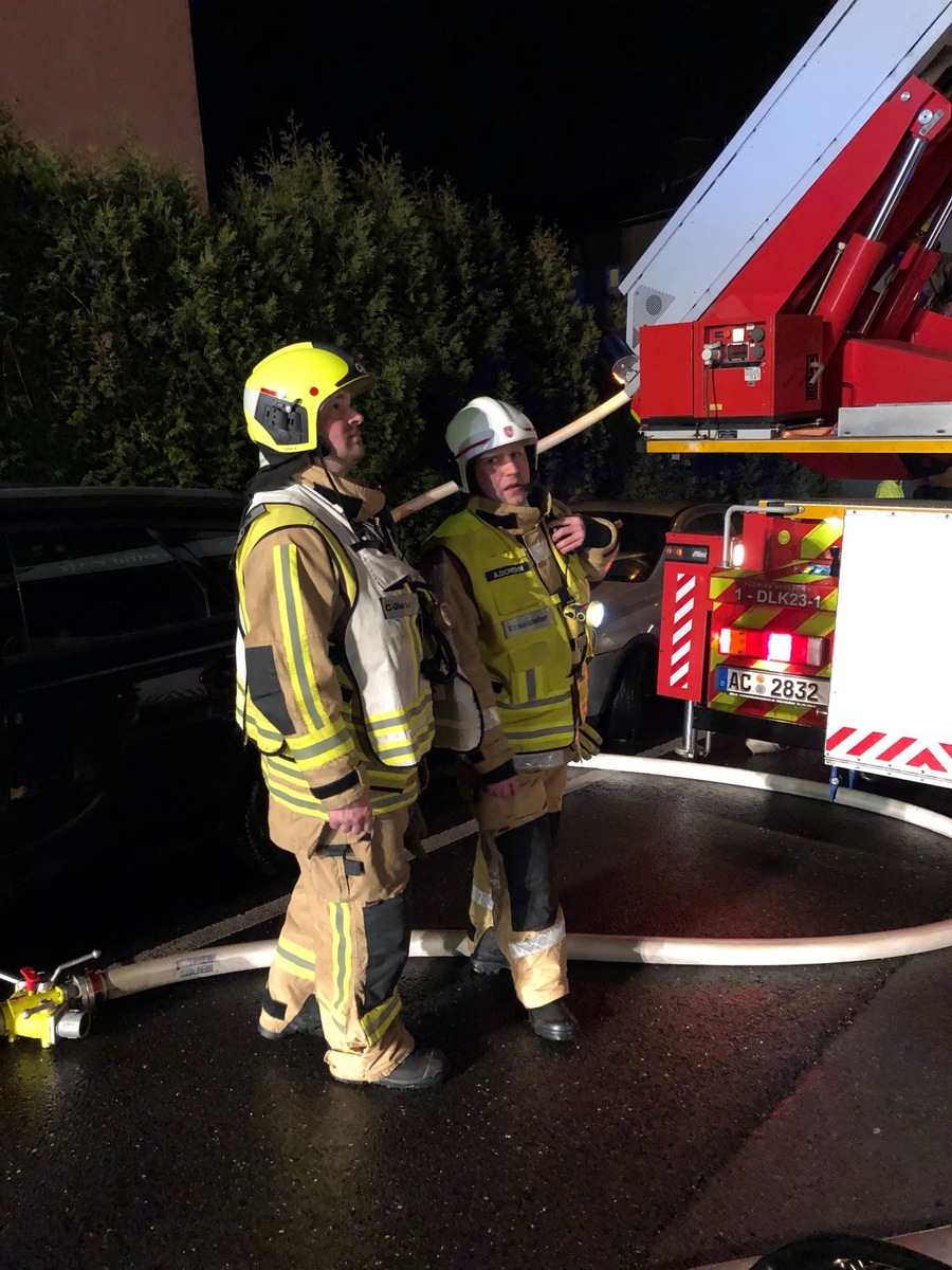 FW-Stolberg: Dachstuhlbrand in voller Ausdehnung -  fünf verletzte Personen