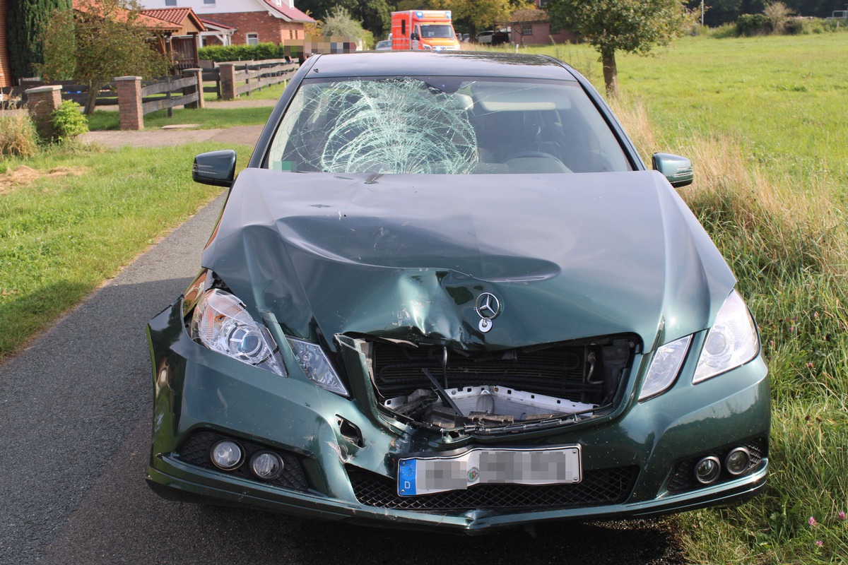 POL-MI: Zusammenstoß mit Auto: Kleinkraftradfahrer schwer verletzt