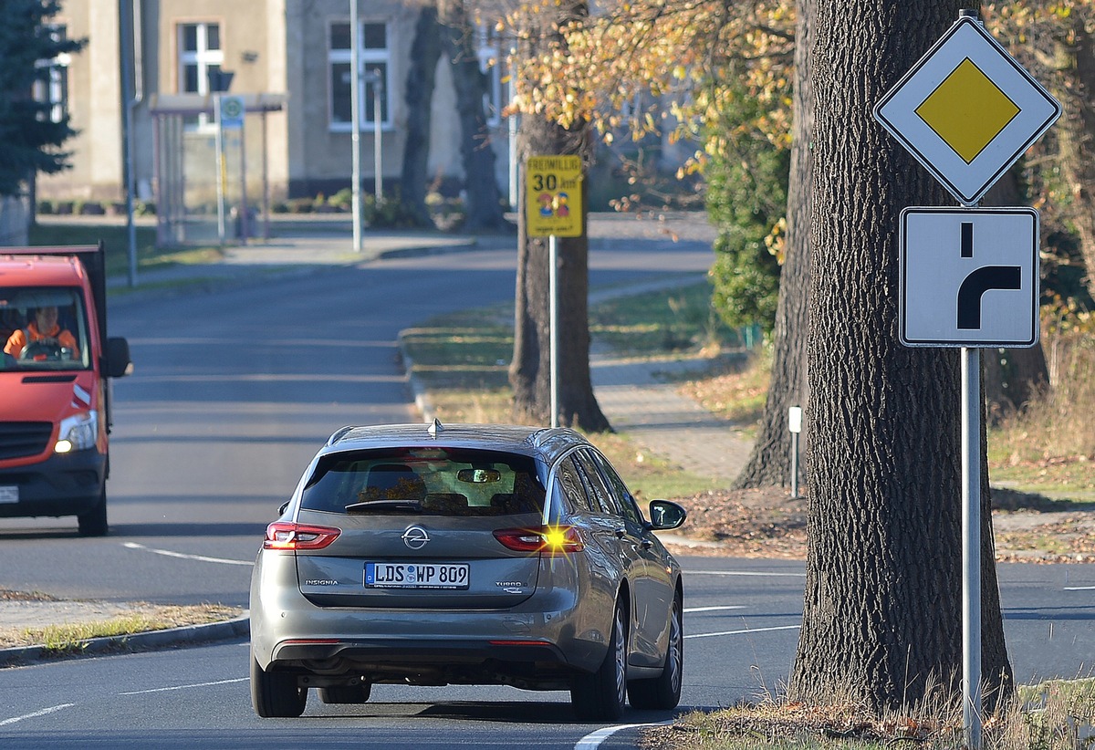 Verkehrsbeobachtung der DEKRA Unfallforschung: Nur jeder Zweite blinkt richtig / Unklarheiten offenbar vor allem bei abknickender Vorfahrtstraße