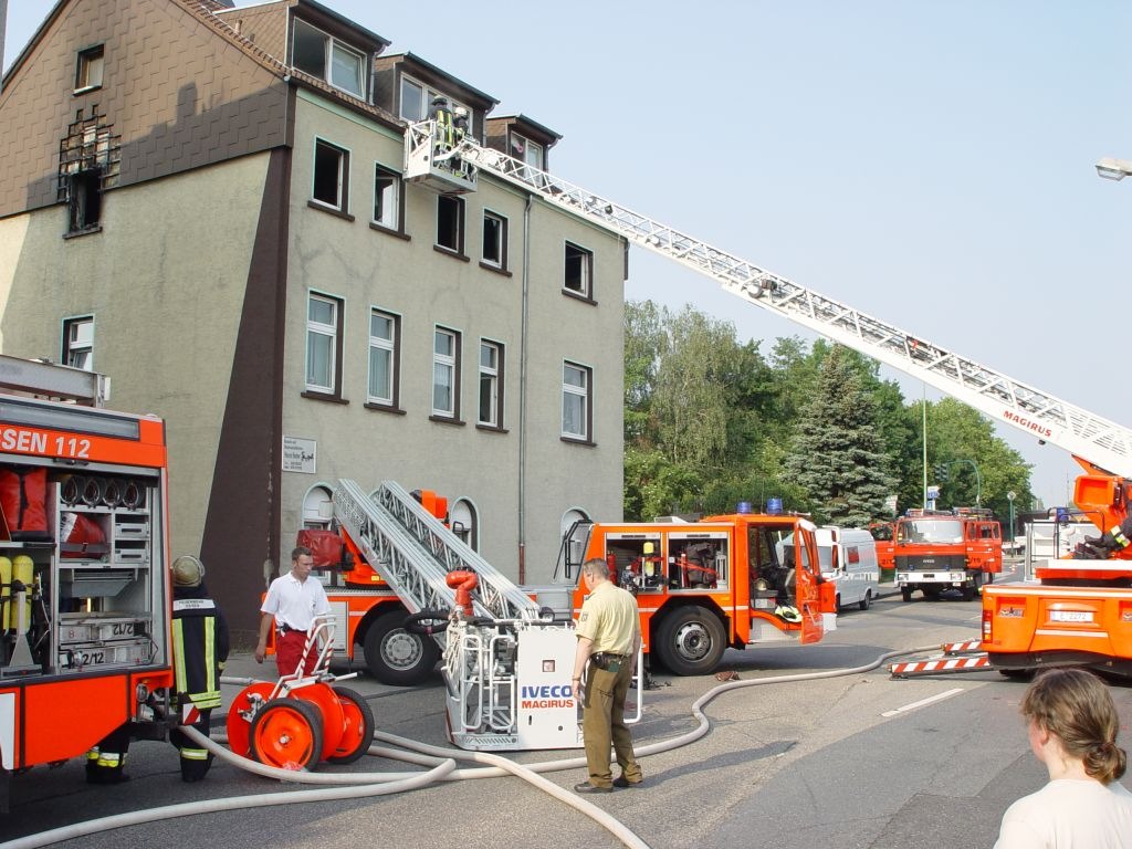 FW-E: Wohnungsbrand erfordert massiven Feuerwehreinsatz