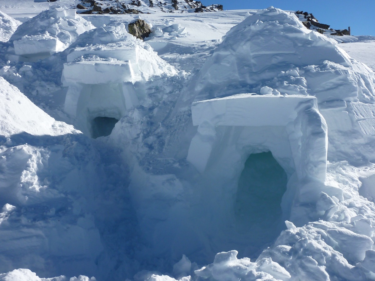 Ausblick auf 500 Alpengipfel, 2.600 Meter über dem Meer im ersten Igludorf in der Region Hall-Wattens - BILD