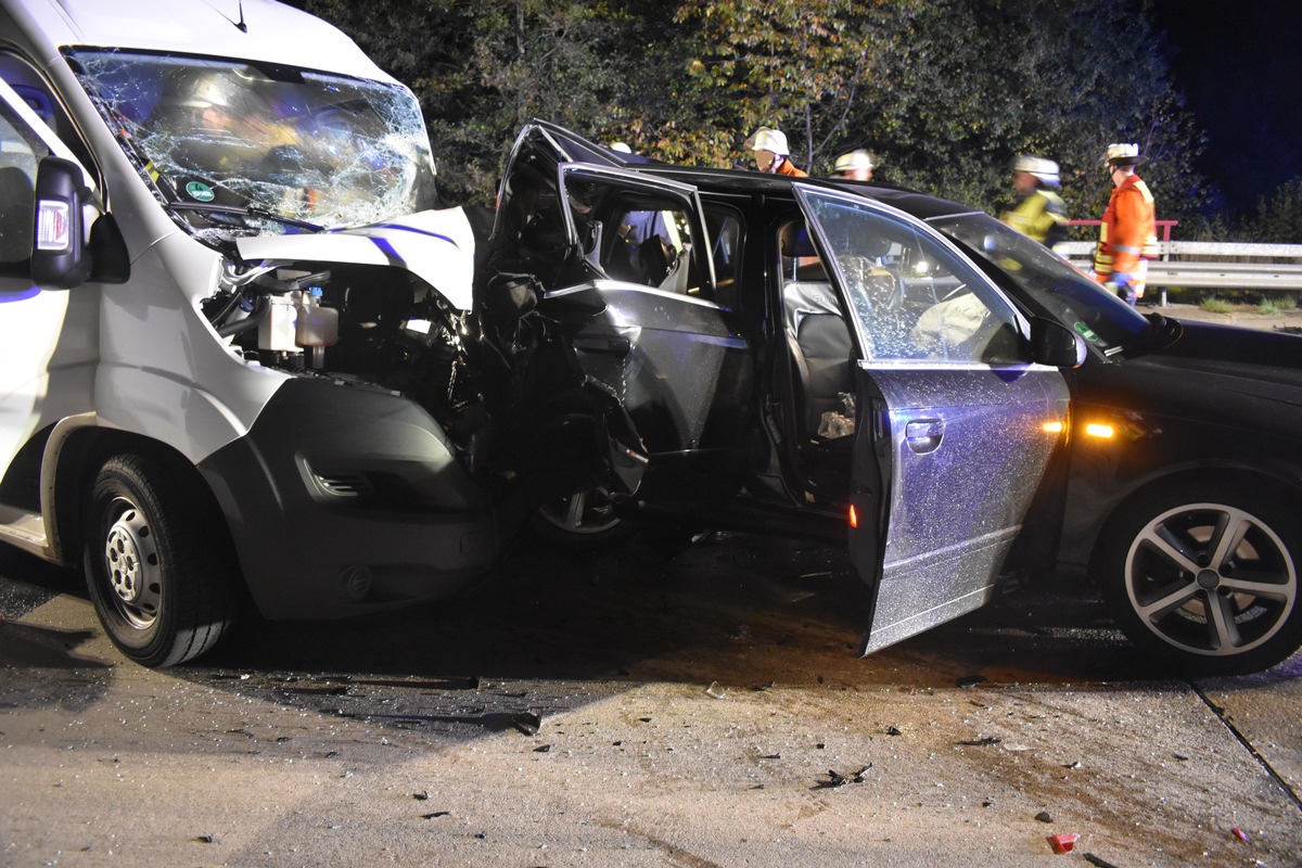 POL-WL: Auffahrunfall nach Reifenverlust - Beteiligte retten sich durch Sprung zur Seite ++ Tostedt - Zusammenstoß mit Rettungswagen ++ Buchholz/Holm-Seppensen - Pkw-Aufbrüche