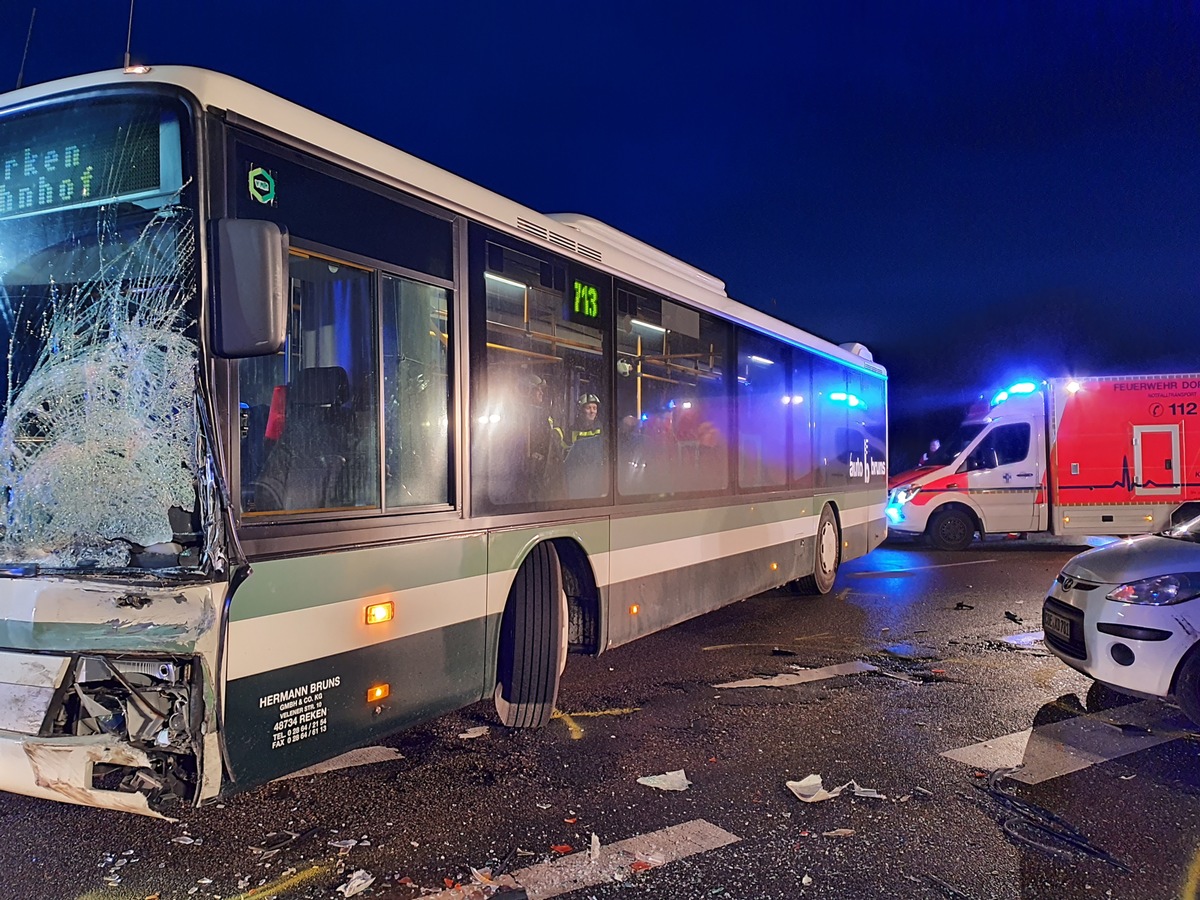 FW-Dorsten: +++ Verkehrsunfall im Kreuzungsbereich. Ein Schwerverletzter +++