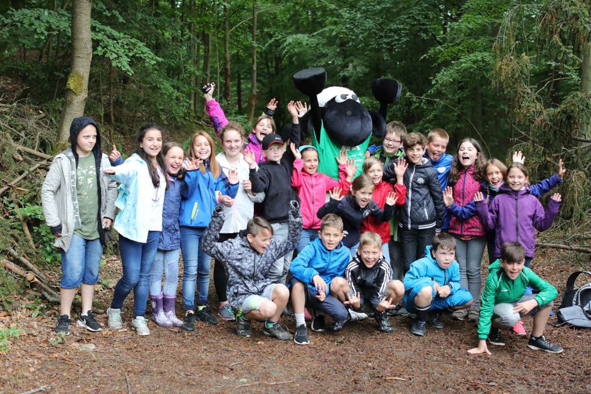 DJH-Naturbotschafter Shaun das Schaf ist in Grävenwiesbach für die Umweltbildung unterwegs