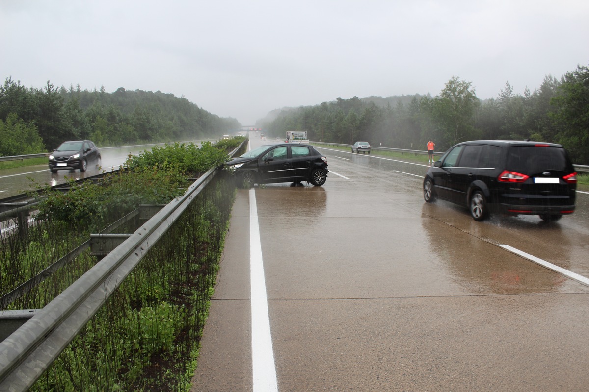 POL-PDKL: Zwei Aquaplaning-Verkehrsunfälle auf A6