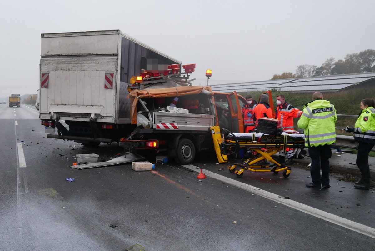 POL-ROW: ++ Hansalinie A1 - Lkw kracht in Streckenfahrzeug des Autobahnbetreibers ++ Hansalinie A1 - Lkw-Fahrer schaut während der Fahrt einen Film ++ Auffahrunfall an der Ampel ++