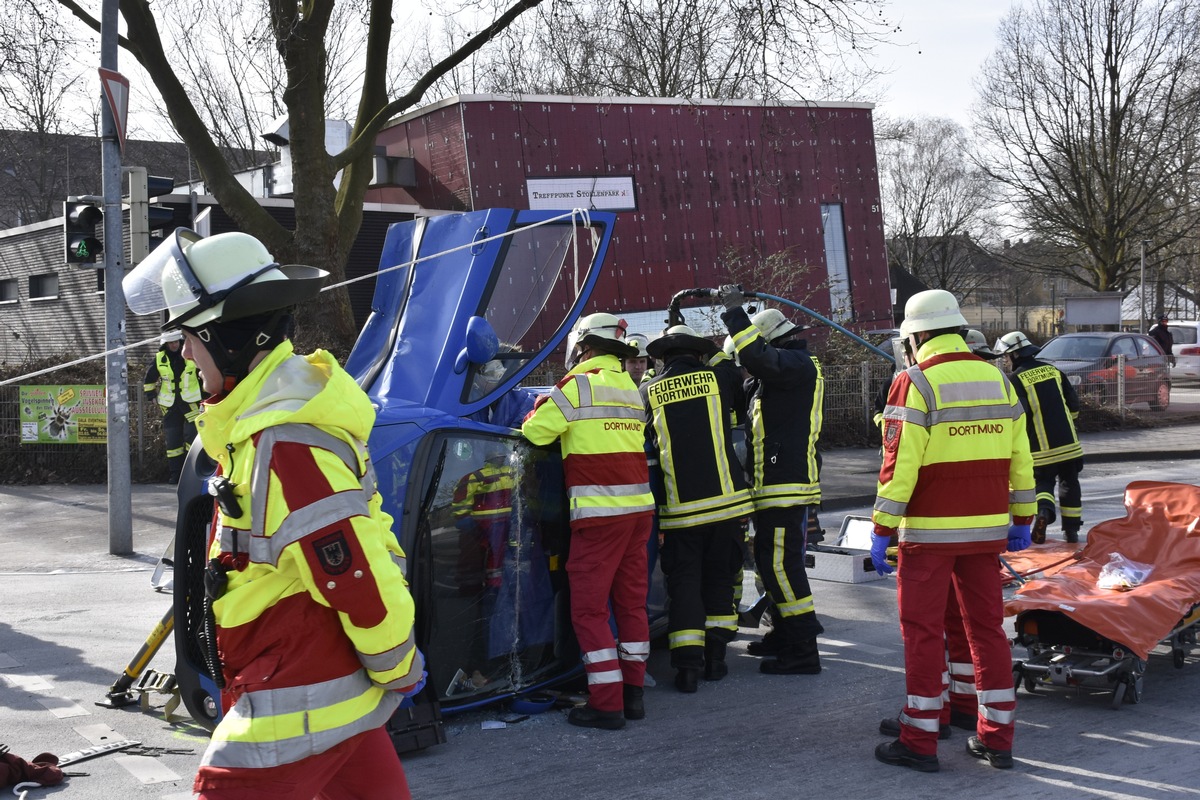 FW-DO: 01.03.2018 - Verkehrsunfall in der nördlichen Innenstadt
Feuerwehr befreit Autofahrerin aus PKW