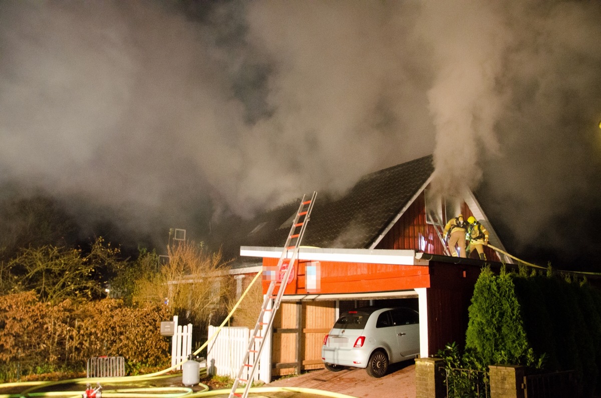 FW-RD: Dachstuhlbrand beschäftigt Feuerwehren in Melsdorf - Zugverkehr behindert