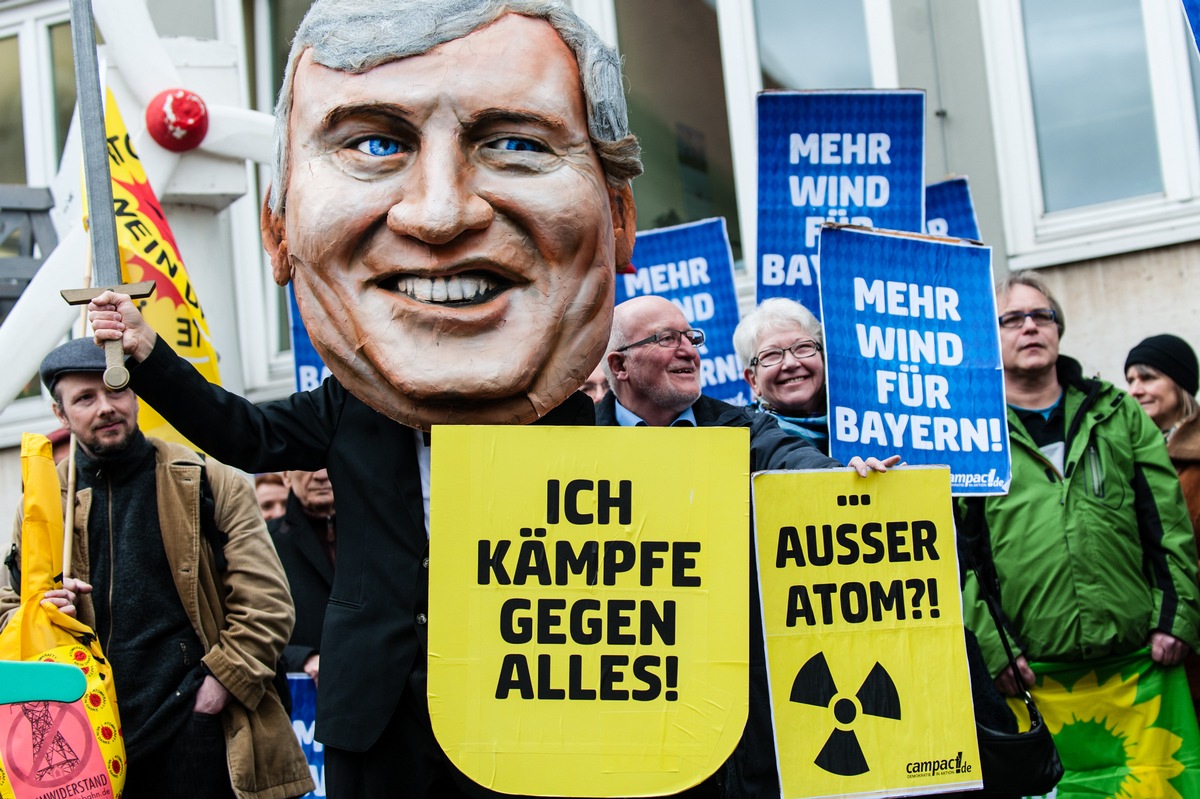 Bürgerprotest gegen Seehofers Energiepolitik vor CSU-Kommunalkongress / Seehofer-Puppe kämpft gegen Windrad und Strommast / &quot;Seehofer sabotiert die Energiewende&quot; (FOTO)