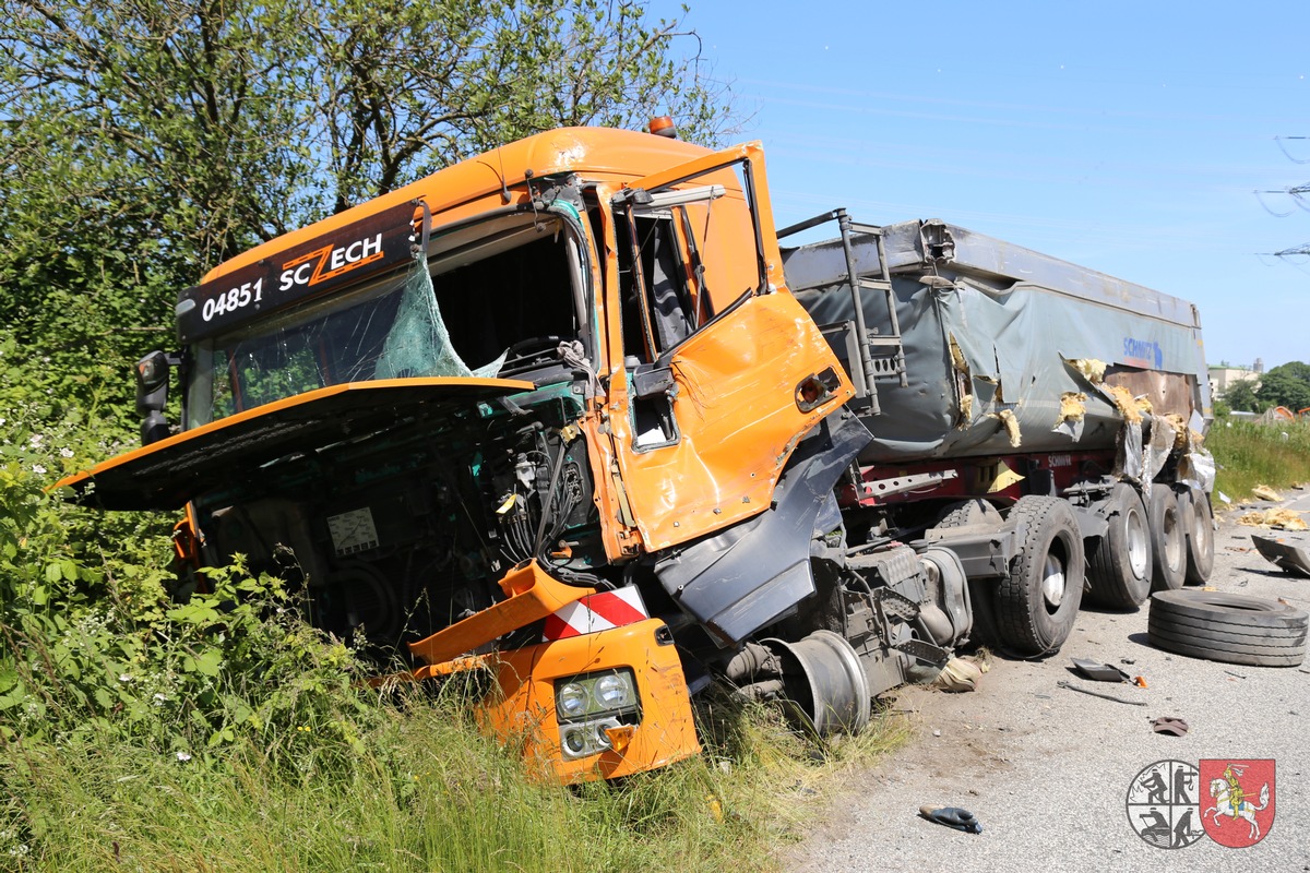 FW-HEI: Schwerer Verkehrsunfall - Zwei LKW stoßen in Brunsbüttel zusammen