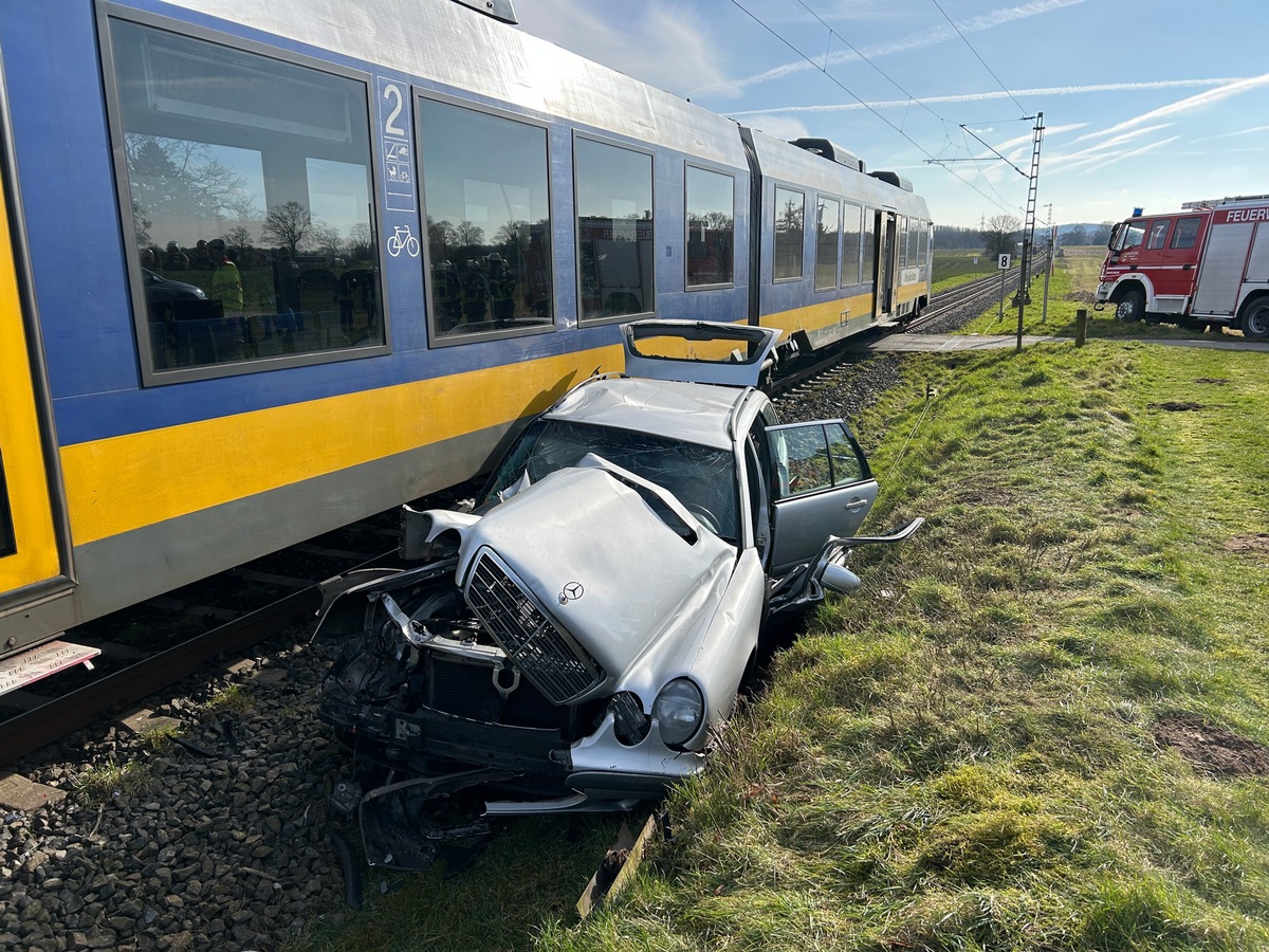 FW Moers: Regionalbahn kollidiert mit PKW an Bahnübergang