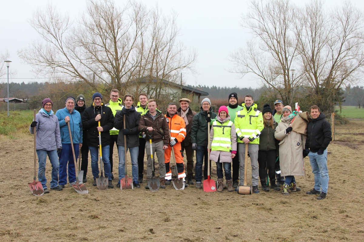 Presseinformation: Neue Obstbäume für Flora und Fauna: Erdgas Südwest organisiert Pflanzaktion in Waghäusel