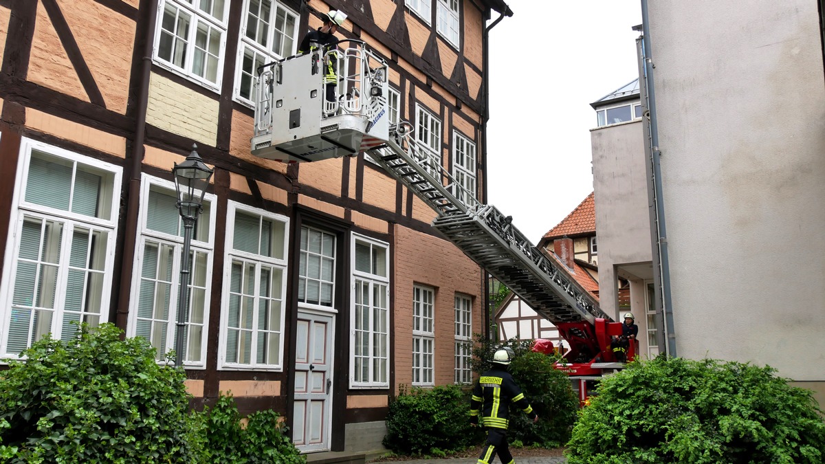 FW Celle: Drehleiterausbildung in der Celler Altstadt