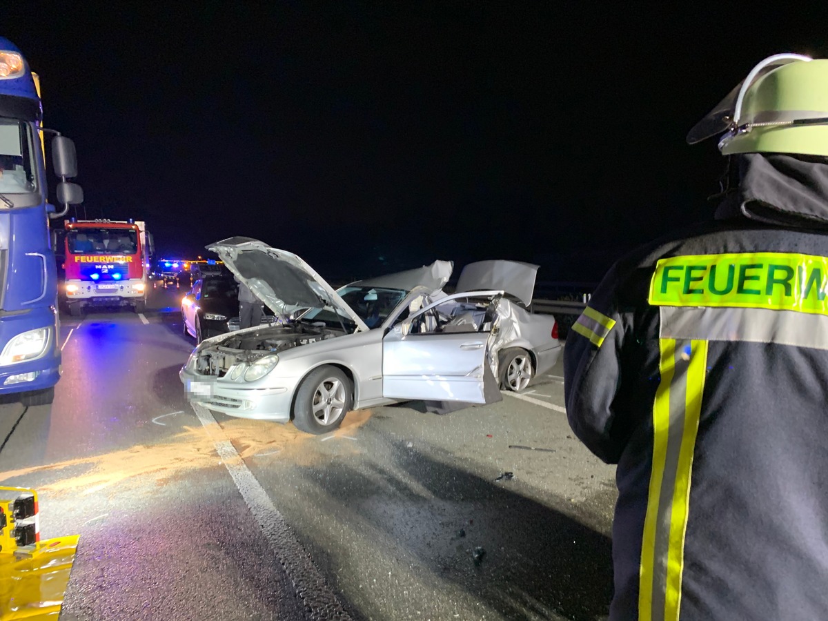 FF Bad Salzuflen: Zwei Menschen bei Unfall mit Lkw verletzt / Feuerwehr Bad Salzuflen muss erneut auf die Autobahn 2 in Fahrtrichtung Hannover ausrücken