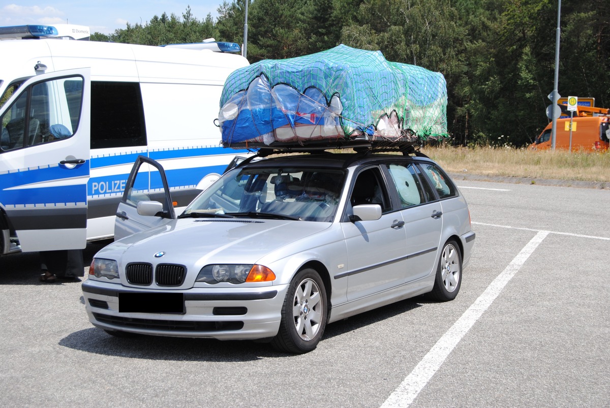 POL-PDKL: A6/Kaiserslautern, Gesamter Hausstand auf Autodach transportiert